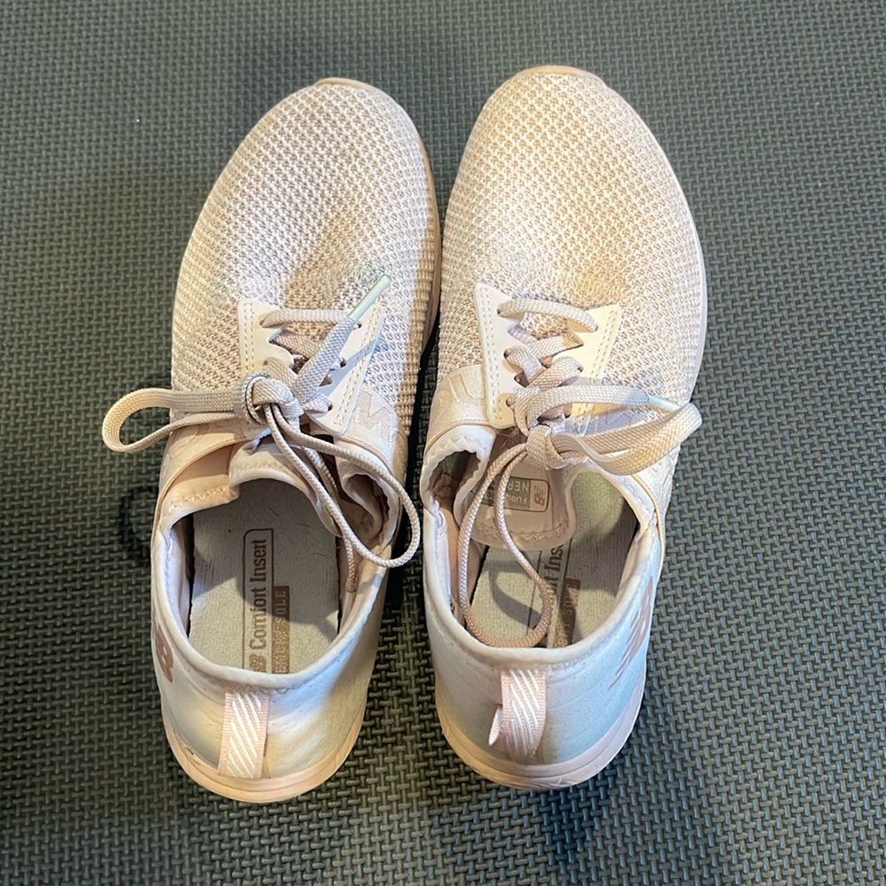Pink new balance tennis shoes